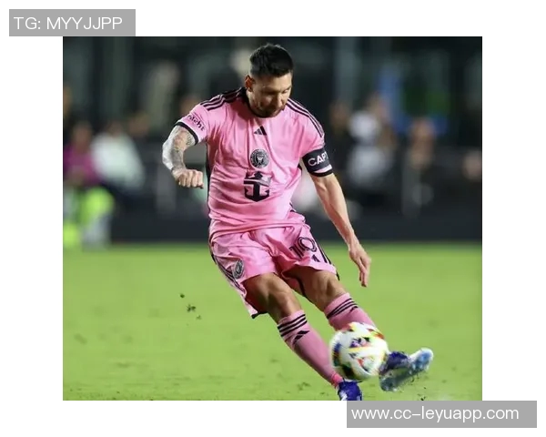 梅西训练引发球迷热潮自带便当混入场地成热议话题 梅西训练引发球迷热潮自带便当混入场地成热议话题