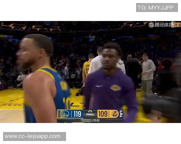 布朗尼被包夹失误库里反击背传希尔德意外失球引发争议 布朗尼被包夹失误库里反击背传希尔德意外失球引发争议