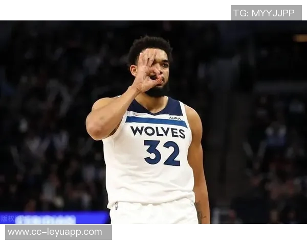 芬奇称赞迪林厄姆与里德默契配合突破篮下表现出色